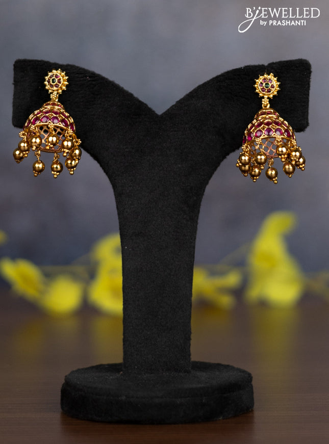 Pearl necklace with kemp stones and golden beads hanging