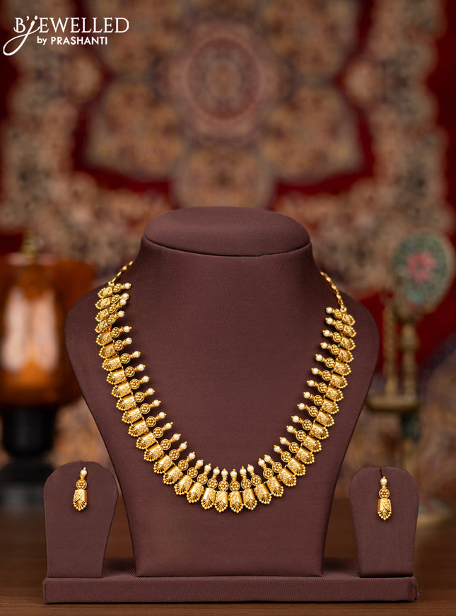 Antique necklace with simple design and pearls