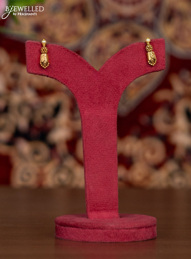 Antique haaram with simple design and pearls
