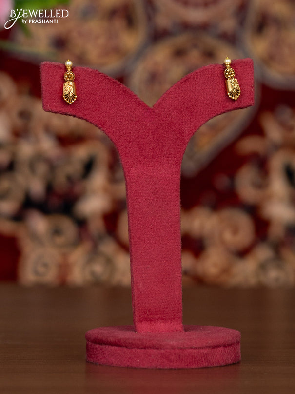 Antique haaram with simple design and pearls