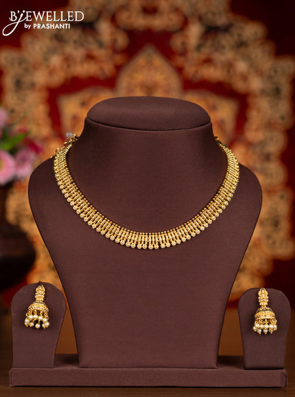 Antique necklace with simple design and green kemp stones