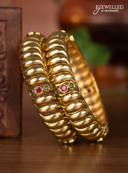 Antique screw type bangles with simple design and kemp stones