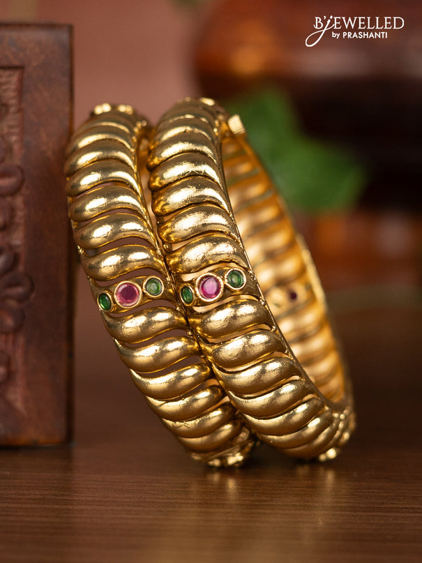 Antique screw type bangles with simple design and kemp stones