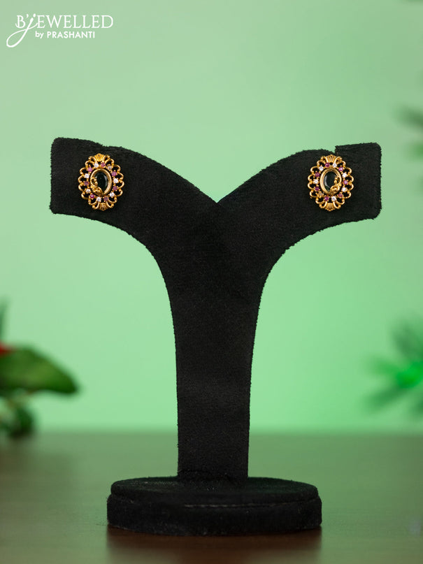 Attigai necklace with pendant in green stone