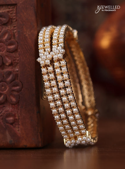 Pearl bangle with pearls in gold finish