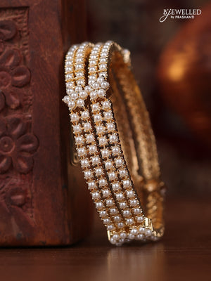 Pearl bangle with pearls in gold finish