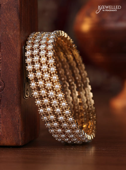 Pearl bangle with pearls in gold finish