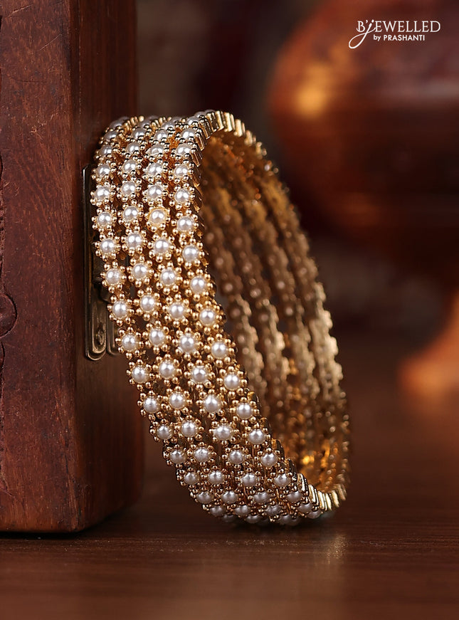 Pearl bangle with pearls in gold finish