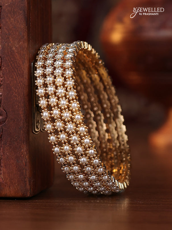 Pearl bangle with pearls in gold finish