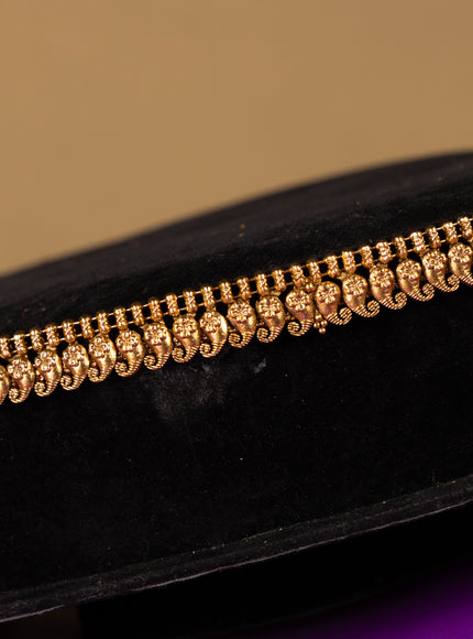 Antique hip chain floral manga deisgn