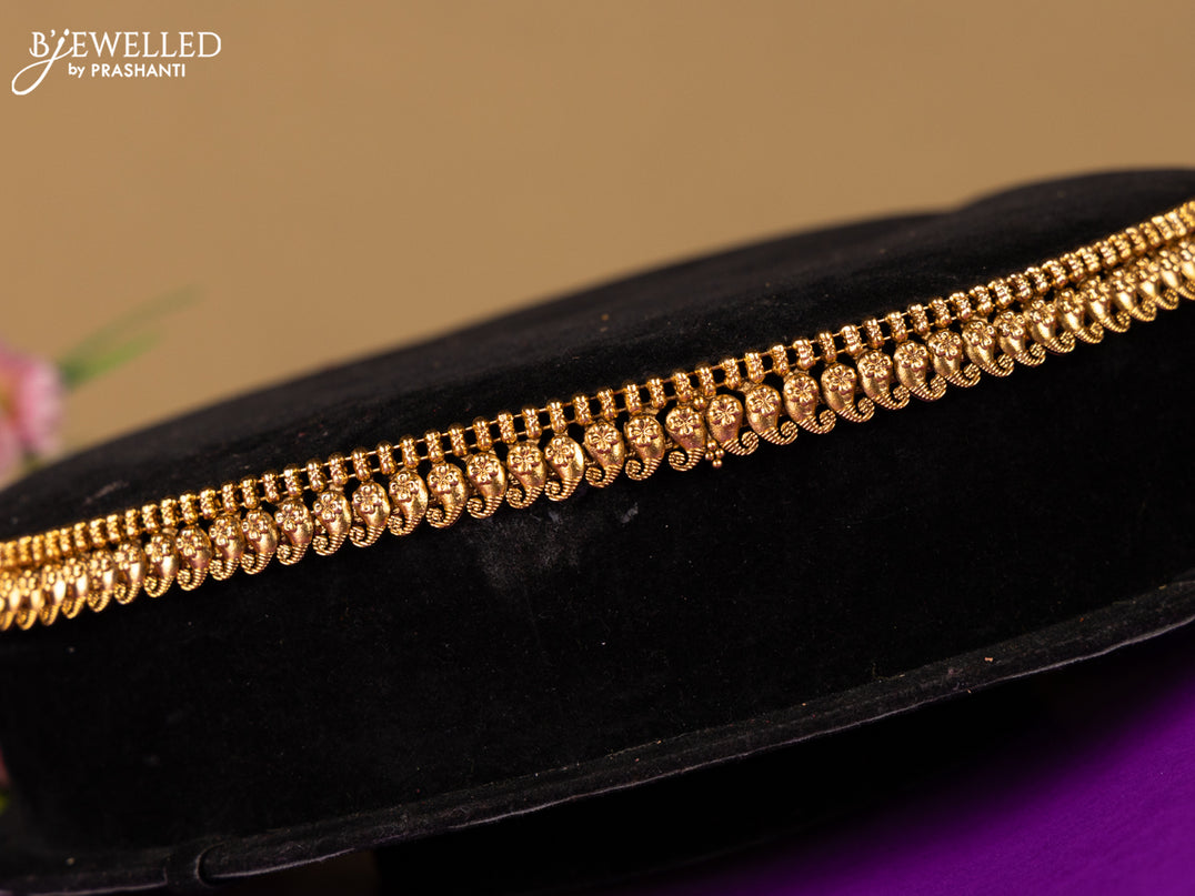 Antique hip chain floral manga deisgn