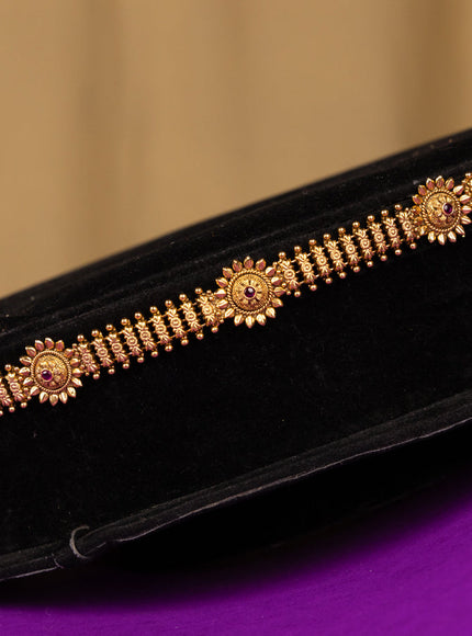 Antique hip chain floral deisgn in kemp stones