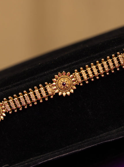 Antique hip chain floral deisgn in kemp stones