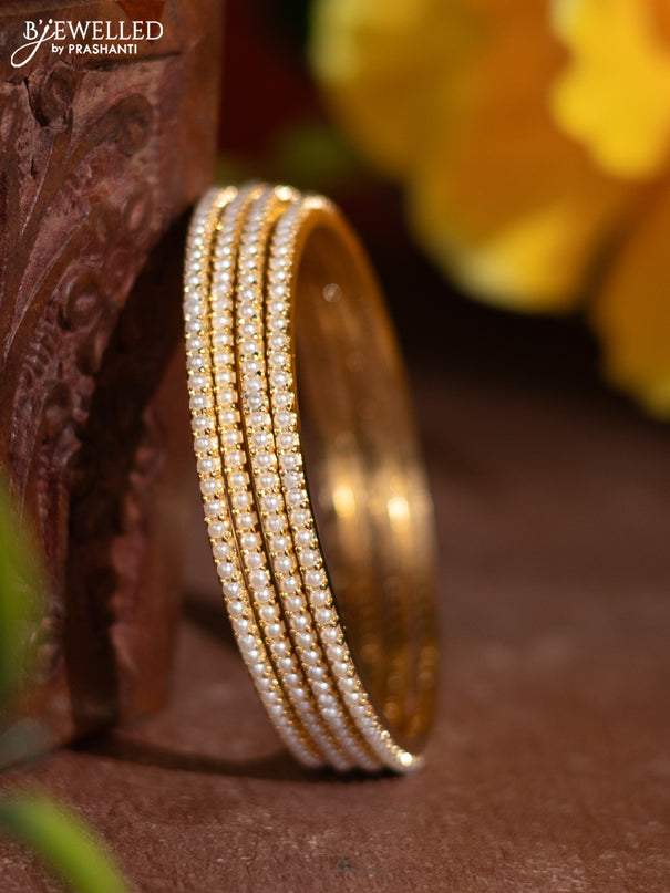 Pearl bangle with pearls in gold finish