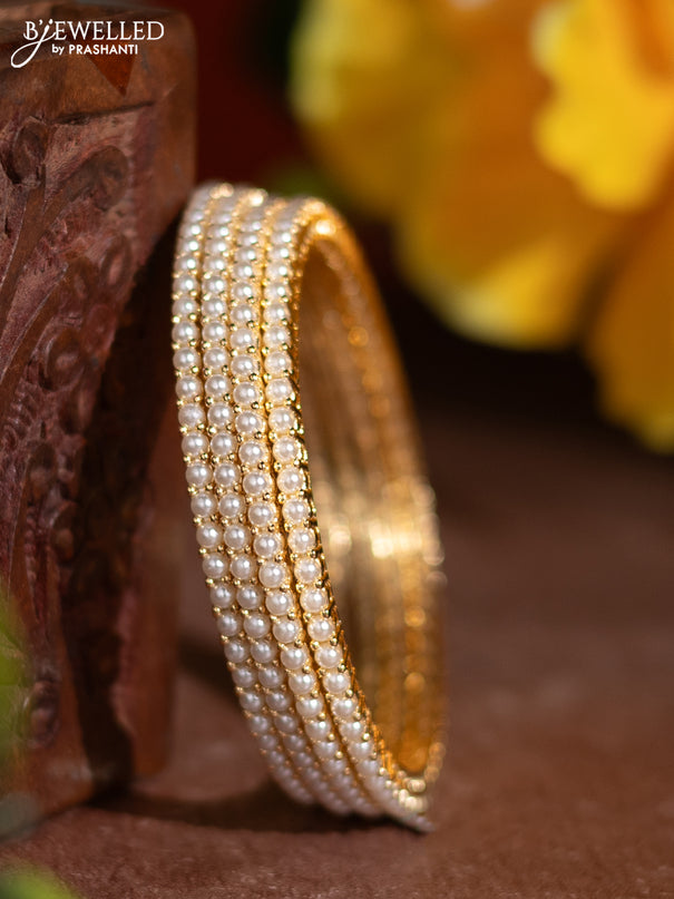 Pearl bangle with pearls in gold finish