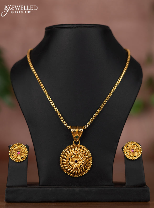 Antique chain floral design with kemp stones