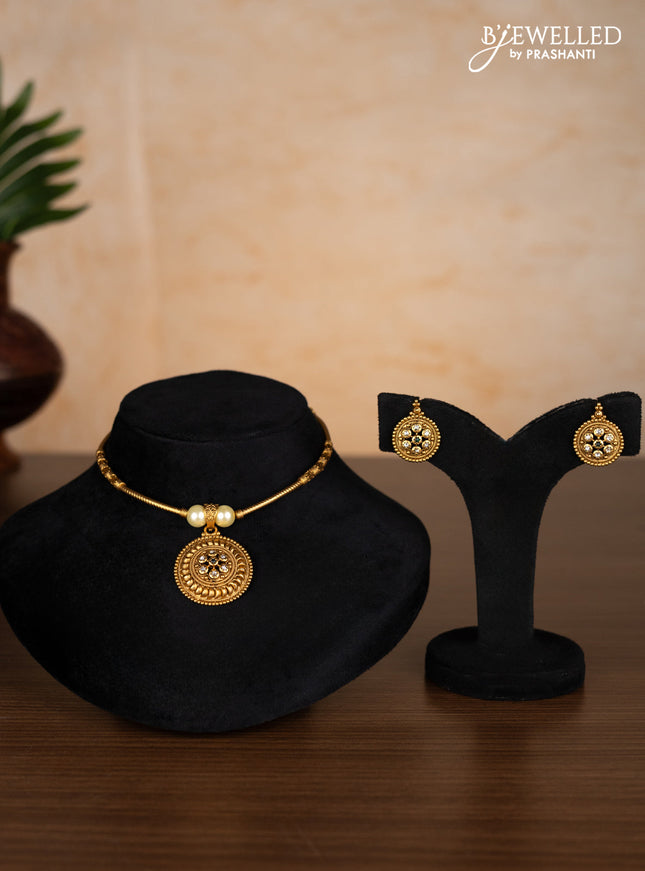 Antique ring type choker with emerald and kundan stones