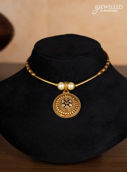 Antique ring type choker with emerald and kundan stones
