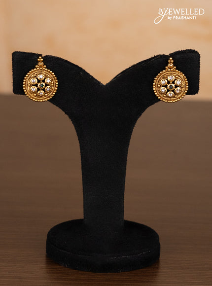 Antique ring type choker with emerald and kundan stones