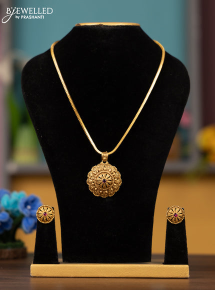 Antique chain circle pendant with red kemp stone