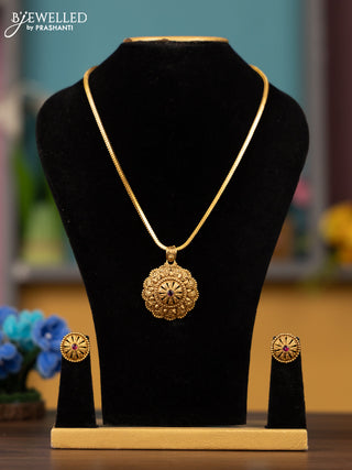 Antique chain circle pendant with red kemp stone