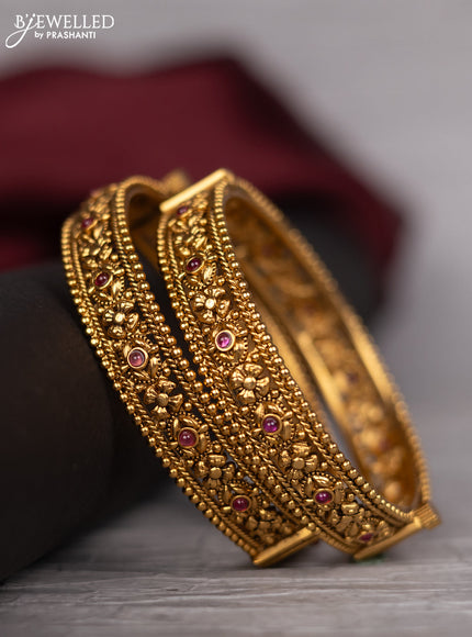 Antique screw type bangle with pink kemp stones