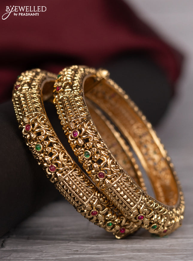 Antique screw type bangle with kemp stones