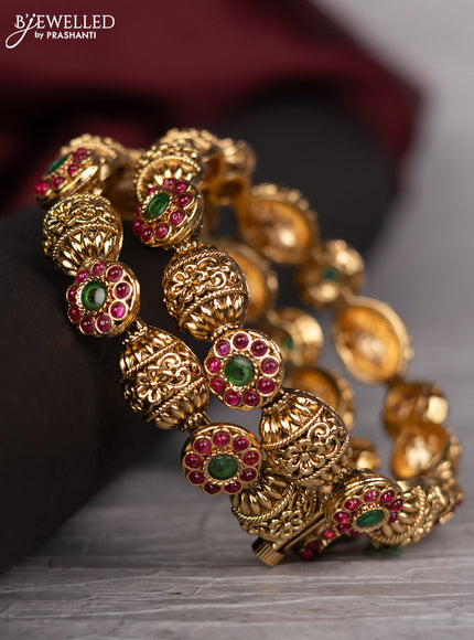 Antique screw type bangle with floral design and kemp stones