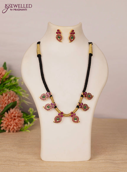 Black thread necklace with manga pattern and kemp stones