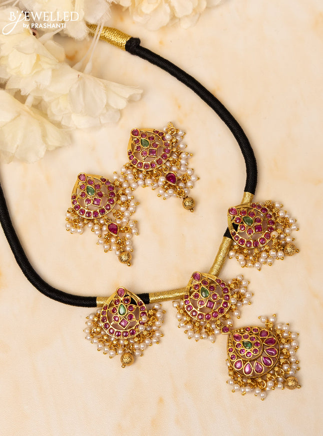 Black thread necklace with kemp stones and pearl hangings