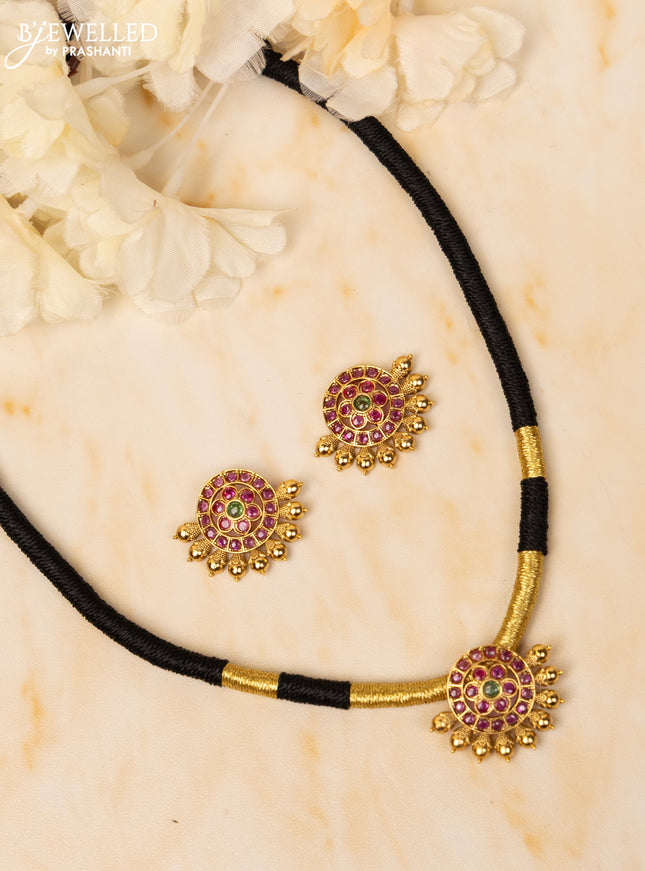 Black thread necklace with kemp stones