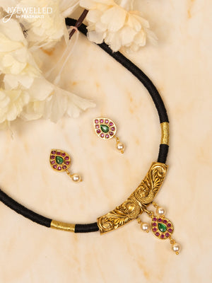 Black thread necklace with kemp stones in pearl hanging