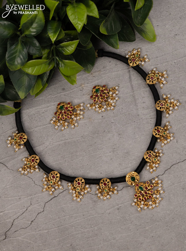 Black thread necklace with kemp stones and pearl hangings