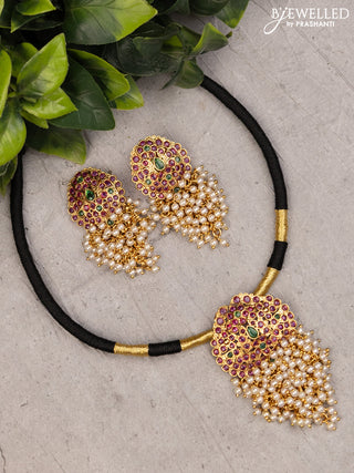Black thread necklace with kemp stones and pearl hangings