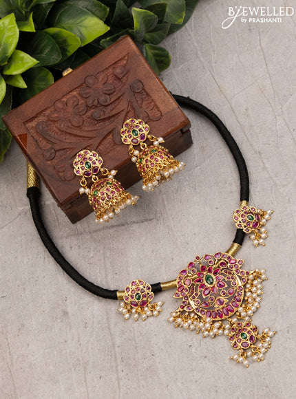 Black thread necklace with kemp stones and pearl hangings