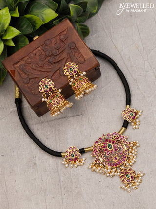 Black thread necklace with kemp stones and pearl hangings