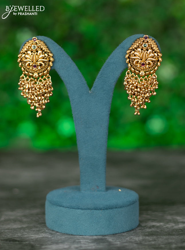 Black thread necklace with kemp stones and golden beads hanging