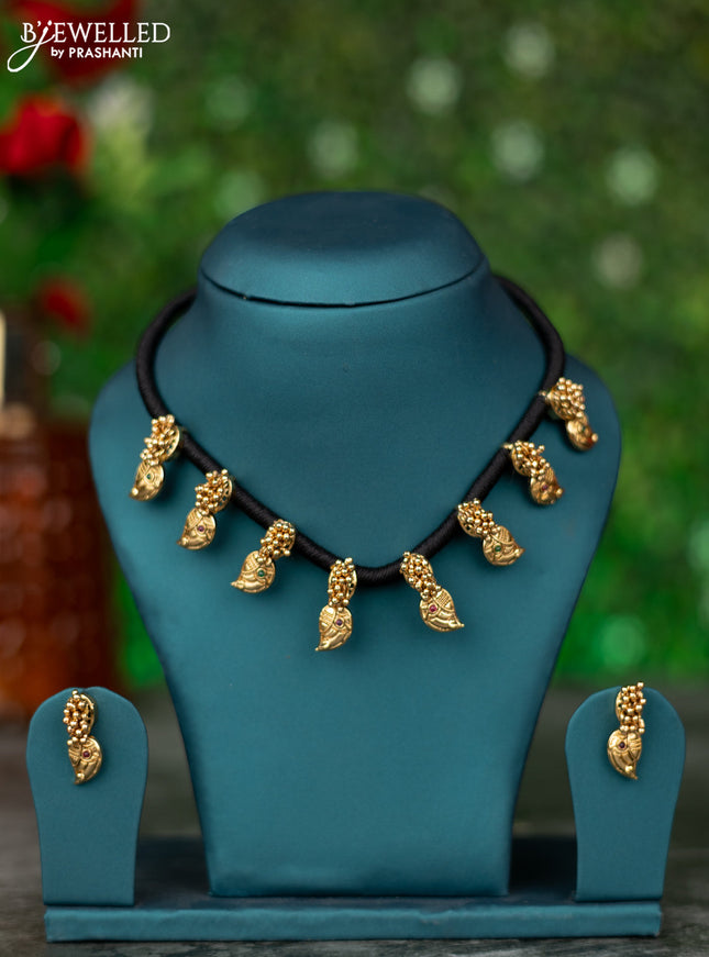 Black thread necklace manga pattern with kemp stones and golden beads