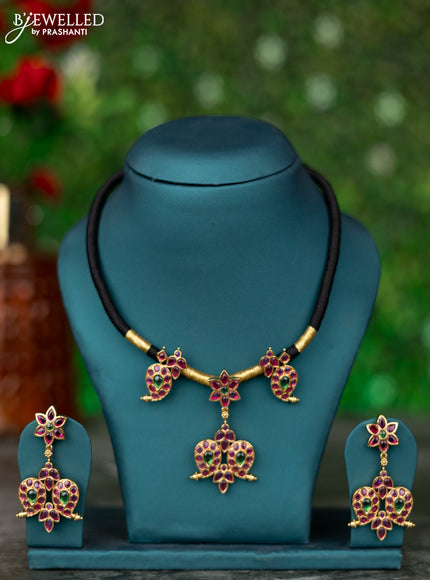 Black thread necklace with manga pattern and kemp stones