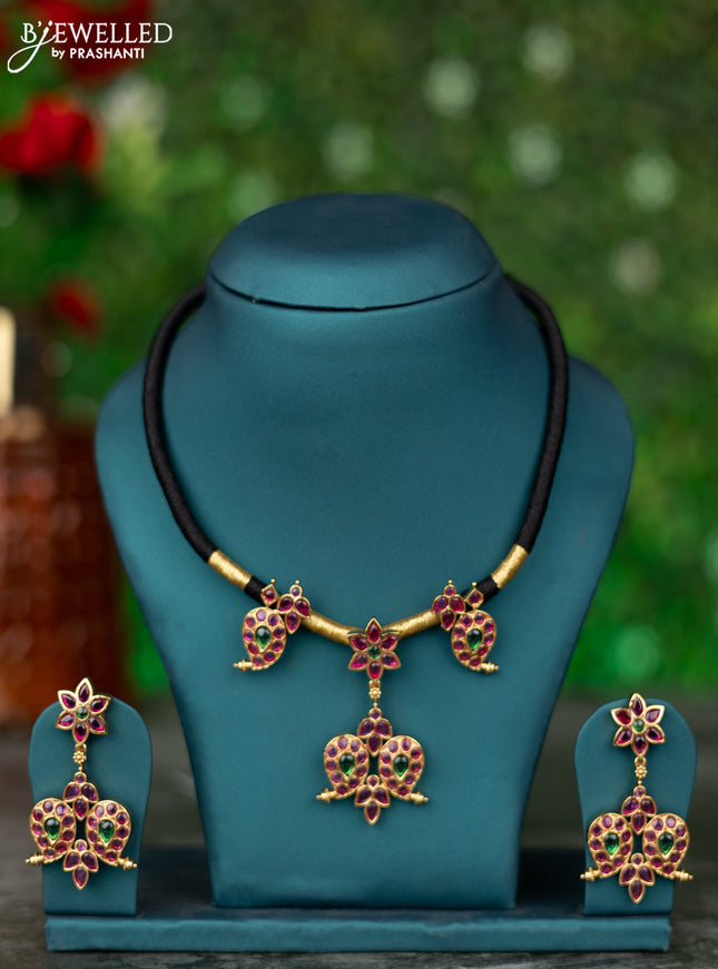 Black thread necklace with manga pattern and kemp stones