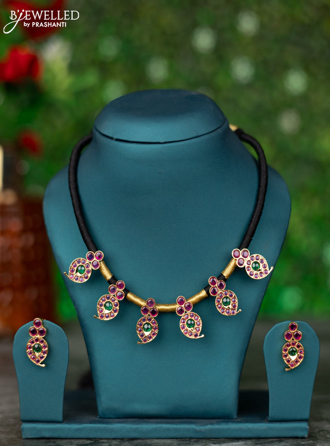 Black thread necklace with manga pattern and kemp stones