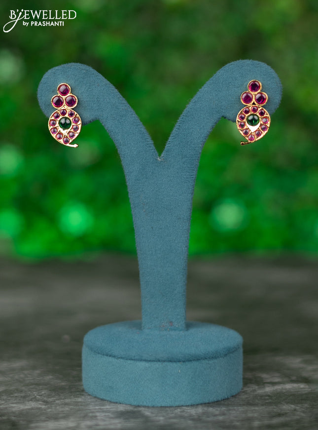 Black thread necklace with manga pattern and kemp stones