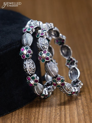 Oxidised bangles floral design with kemp stone