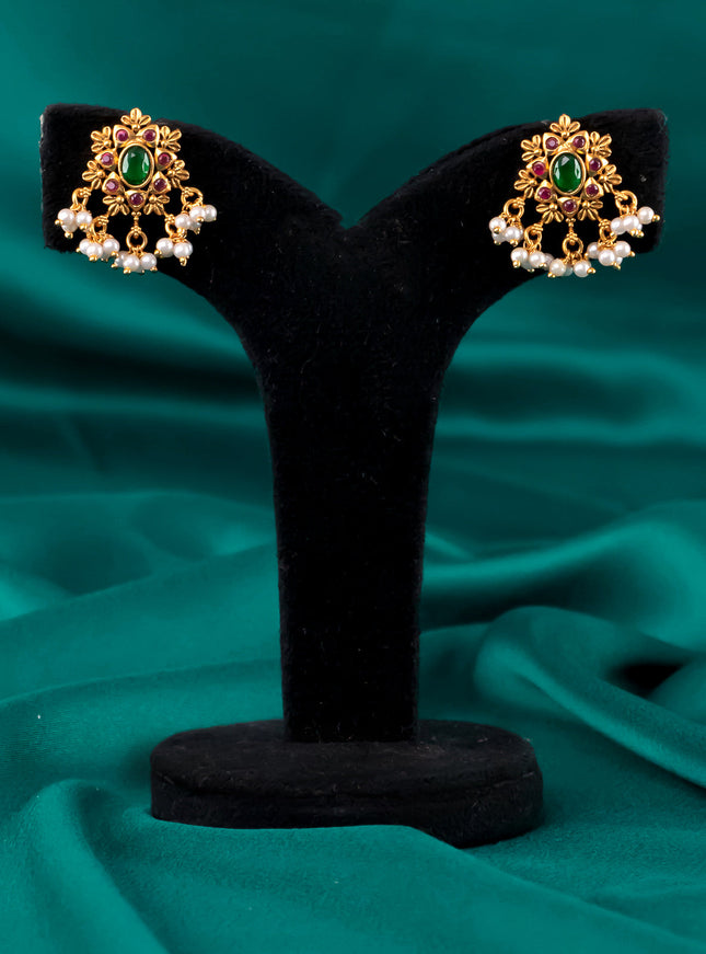 Antique simple necklace with kemp stone pendant and pearl hangings