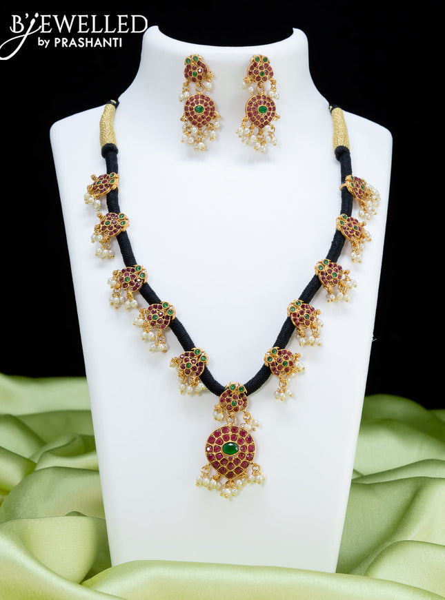 Black thread necklace with kemp stone and pearl hangings